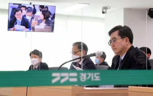 국정감사에서 답변하는 김동연 경기도지사