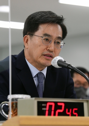 국정감사에서 답변하는 김동연 경기도지사
