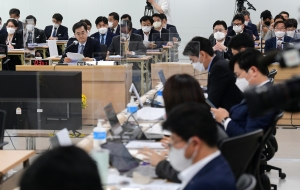 국정감사에서 답변하는 김동연 경기도지사