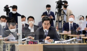 국정감사에서 답변하는 김동연 경기도지사