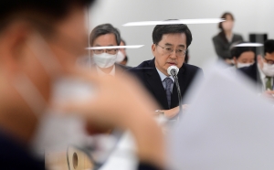 국정감사에서 답변하는 김동연 경기도지사