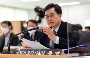국정감사에서 답변하는 김동연 경기도지사