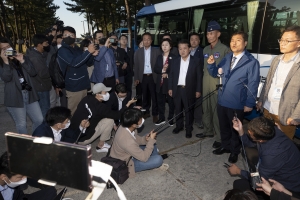 강릉 낙탄 사고 현장 찾은 민주당 국방위원