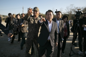 강릉 낙탄 사고 현장 찾은 민주당 국방위원