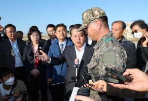 강릉 낙탄 현장 찾은 민주당 국방위원