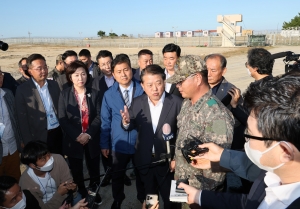 강릉 낙탄 현장 찾은 민주당 국방위원