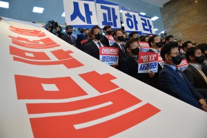 윤석열 민주당 항의 받으며 시정연설 입장