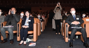 전국여성대회 참석한 정진석-이재명