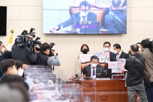 과방위, 방송법 개정안 민주당 단독 처리