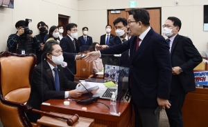 과방위, 방송법 개정안 민주당 단독 처리