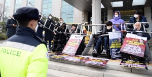 국회서 기습시위하는 전장연