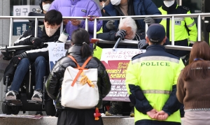 국회서 기습시위하는 전장연