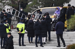 국회서 기습시위하는 전장연