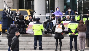 국회서 기습시위하는 전장연