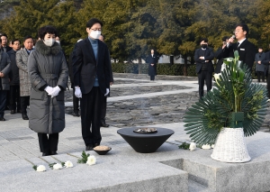 김경수 노무현 전 대통령 묘역 참배