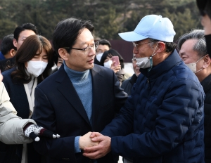 김경수 노무현 전 대통령 묘역 참배