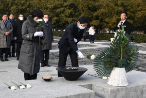 김경수 노무현 전 대통령 묘역 참배