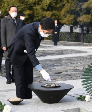 김경수 노무현 전 대통령 묘역 참배