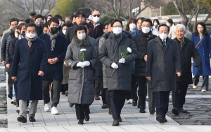 김경수 노무현 전 대통령 묘역 참배