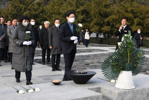 김경수 노무현 전 대통령 묘역 참배