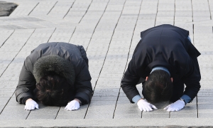 김경수 노무현 전 대통령 묘역 참배