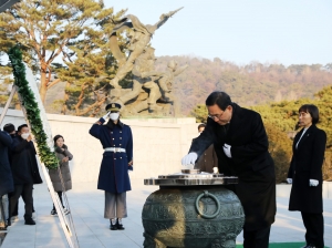 새해 첫 일정으로 현충원 찾은 정치인들