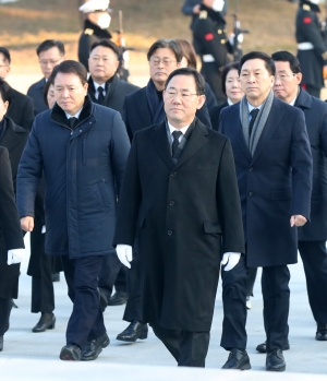 새해 첫 일정으로 현충원 찾은 정치인들