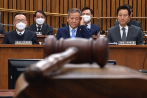 이상민 장관에게 항의하는 이태원 참사 유가족 대표