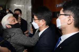 이상민 장관에게 항의하는 이태원 참사 유가족 대표
