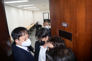 이상민 장관에게 항의하는 이태원 참사 유가족 대표
