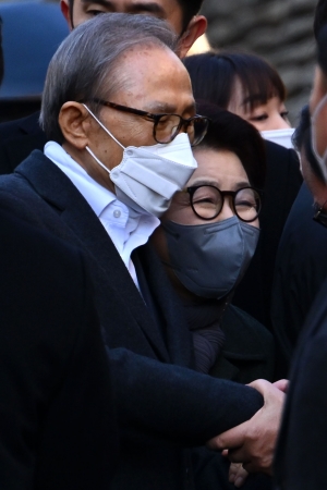 사면 복권 후 귀가한 이명박 김윤옥