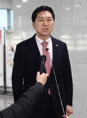 나경원 불출마 입장 발표하는 김기현