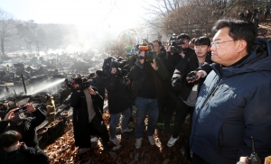 구룡마을 찾은 정진석