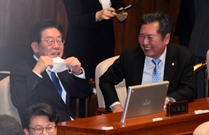본회의 참석한 이재명 