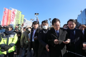 노조법2·3조 운동본부 농성장 찾은 이재명