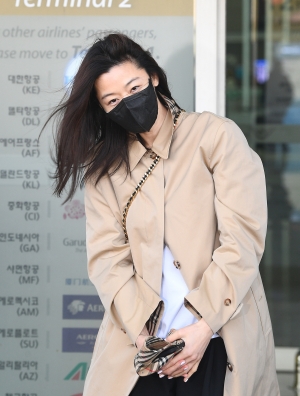 전지현 영국 런던 출국