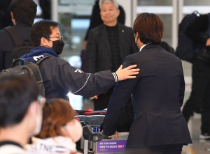 'WBC 3회 연속 1라운드 탈락' 한국야구대표팀 귀국