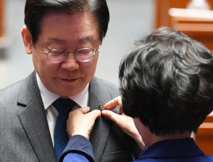 민주당, 尹 방일 겨냥 태극기 흔들며 '강제동원 정부 해법 규탄'
