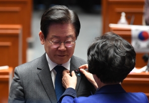 민주당, 尹 방일 겨냥 태극기 흔들며 '강제동원 정부 해법 규탄'