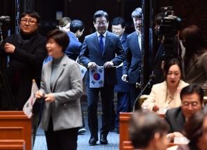 민주당, 尹 방일 겨냥 태극기 흔들며 '강제동원 정부 해법 규탄'