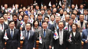 민주당, 尹 방일 겨냥 태극기 흔들며 '강제동원 정부 해법 규탄'