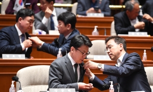 민주당, 尹 방일 겨냥 태극기 흔들며 '강제동원 정부 해법 규탄'