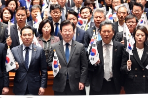 민주당, 尹 방일 겨냥 태극기 흔들며 '강제동원 정부 해법 규탄'