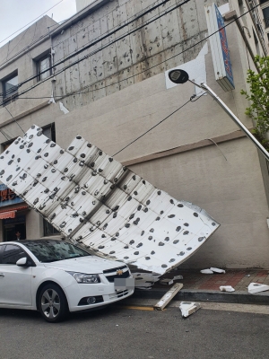 강풍에 무너진 건물 외벽 '처참' 