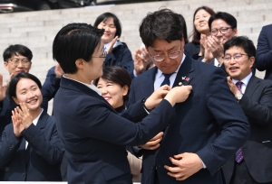 '진보당 1호 의원' 강성희, 국회 첫 등원