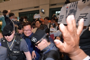 '돈 봉투' 의혹 송영길 귀국