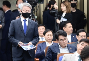 '꼼수 탈당' 민형배, 복당 후 첫 의원총회 참석