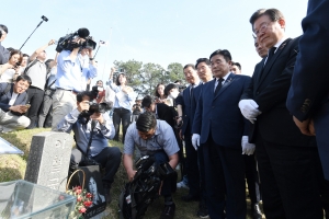 광주민족민주열사묘역 방문한 이재명 대표