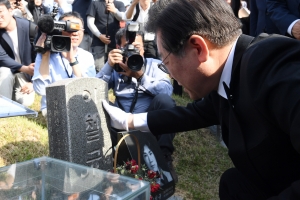 광주민족민주열사묘역 방문한 이재명 대표