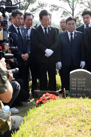 광주민족민주열사묘역 방문한 이재명 대표